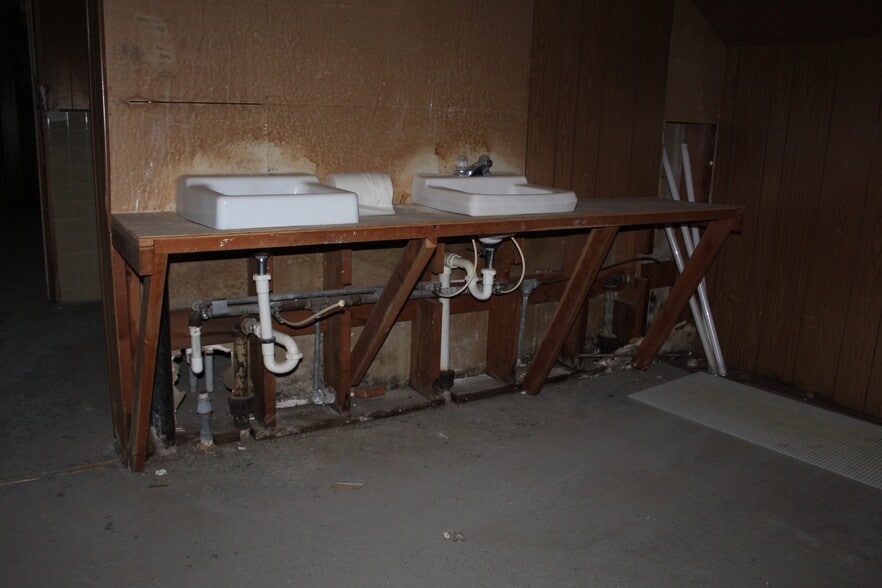 More Photos Of 1871 Elm, Waynoka Sports And Entertainment For Sale