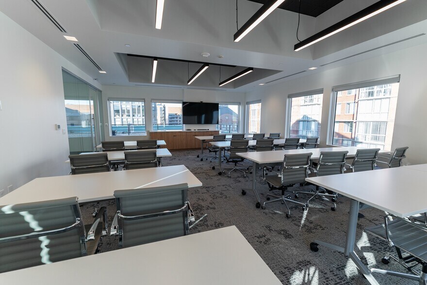 More Photos Of 2000 14th St N, Arlington Office For Lease