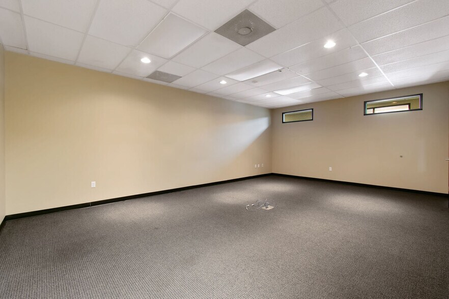 More Photos Of 21755 N I-45 Fwy, Spring Flex For Sale