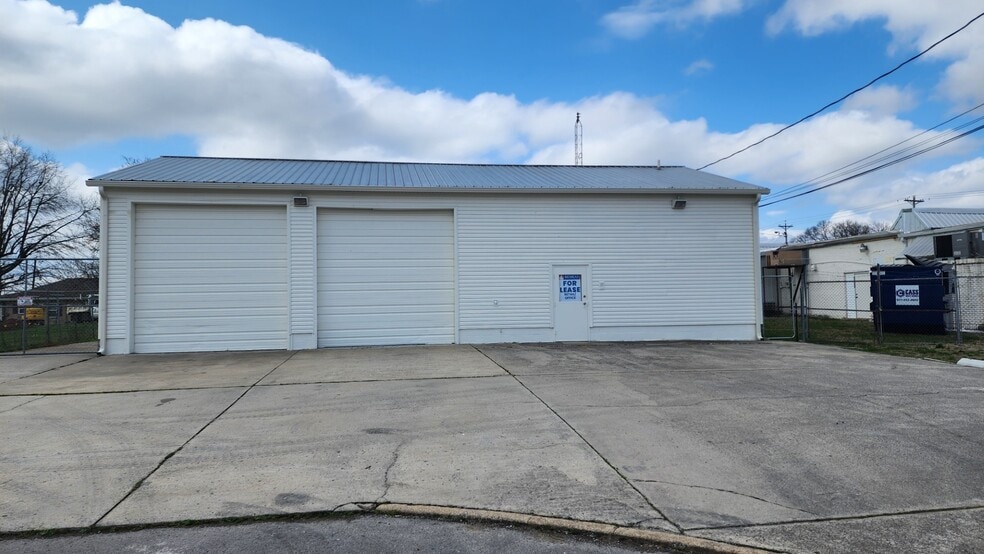 Primary Photo Of 705 Ridgeway Ave, Shelbyville Flex For Sale