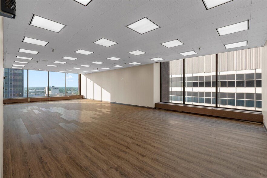 More Photos Of 400 Texas St, Shreveport Office For Sale