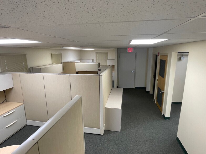More Photos Of 905 S Governor's Ave, Dover Office For Lease