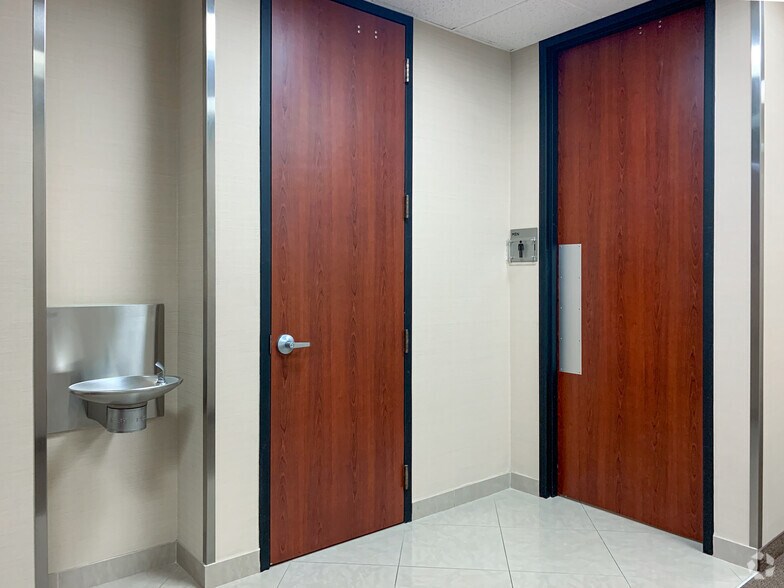 More Photos Of 11498 Luna Rd, Farmers Branch Office For Lease