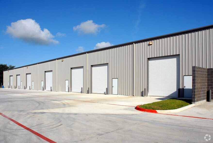 More Photos Of 7265 W 43rd St, Houston Warehouse For Lease