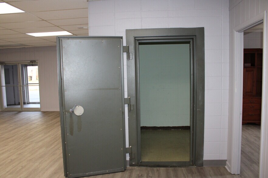 More Photos Of 6112 Patterson Rd, Little Rock Light Distribution For Sale