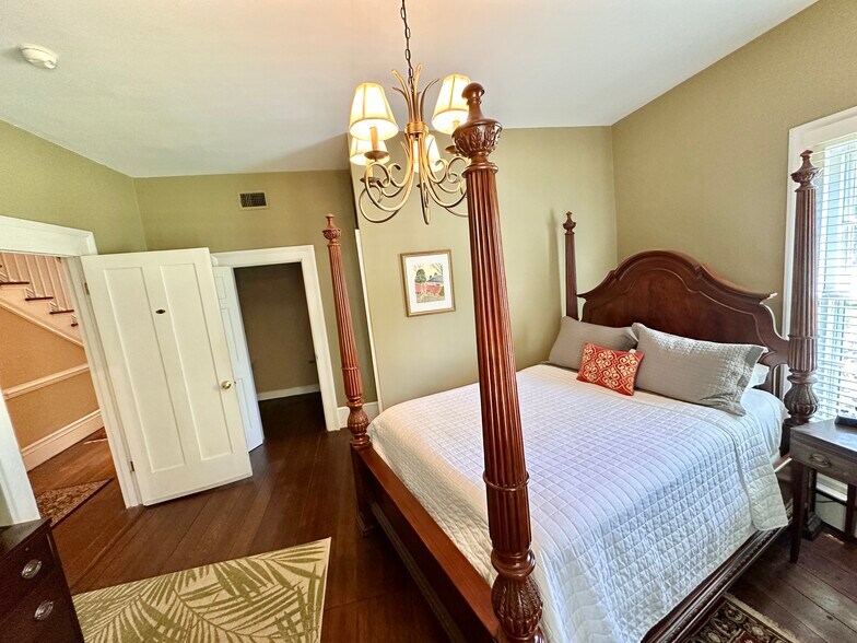 More Photos Of 615 College St, Clinton Hotel For Sale
