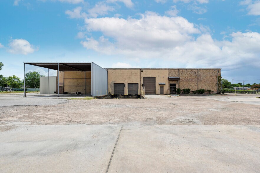 More Photos Of 7520 Lawndale St, Houston Warehouse For Lease