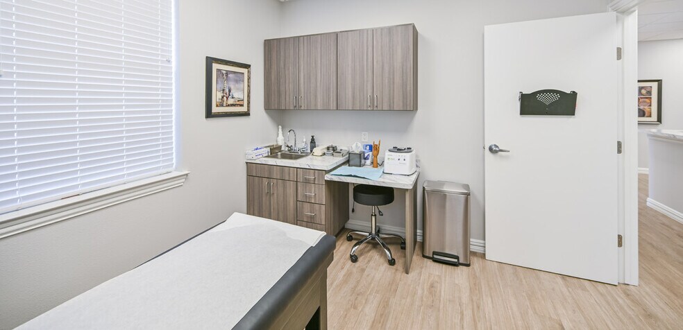 More Photos Of 4100 Fairway Dr, Carrollton Medical For Lease