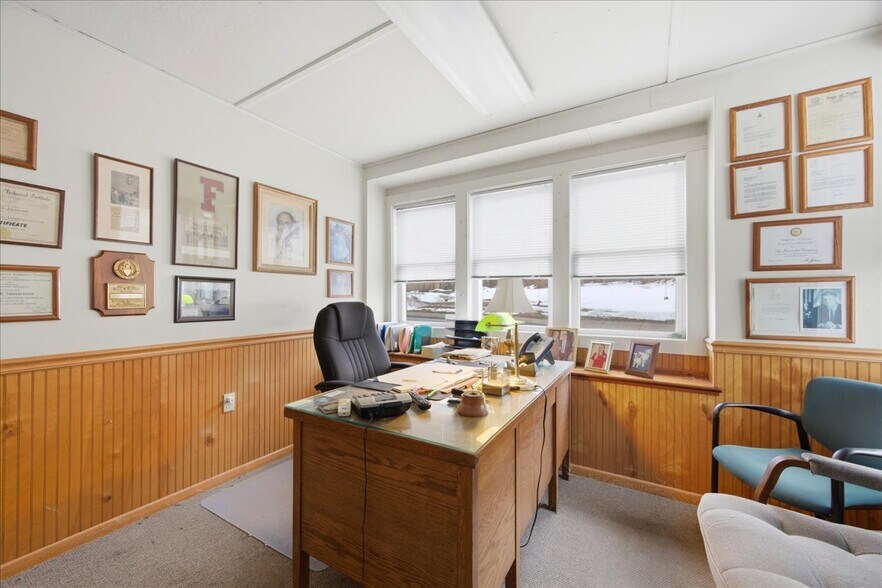 More Photos Of 53 Thames St, Groton Marina For Sale