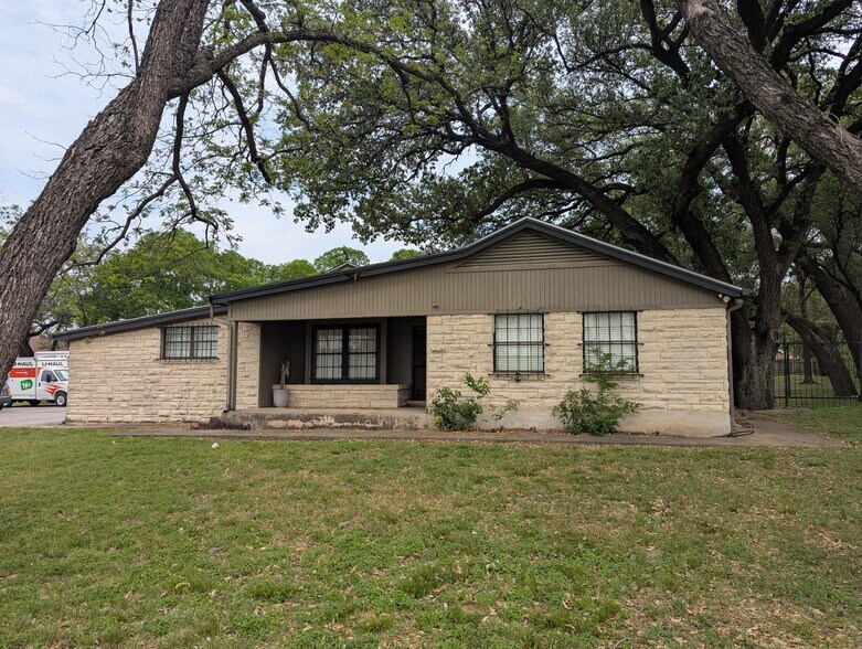 More Photos Of 8411 N Interstate 35, Austin Office For Lease