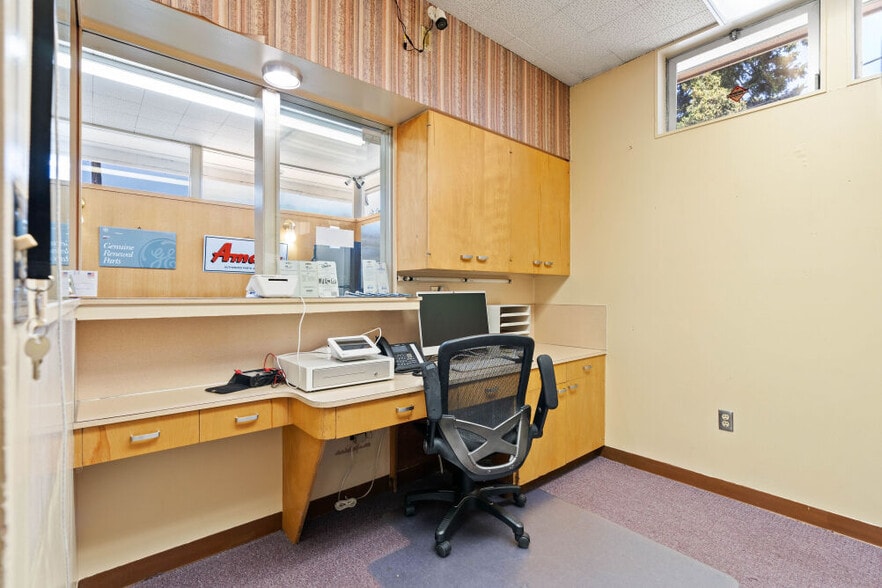 More Photos Of 6601 SE Foster Rd, Portland Storefront Retail Office For Sale