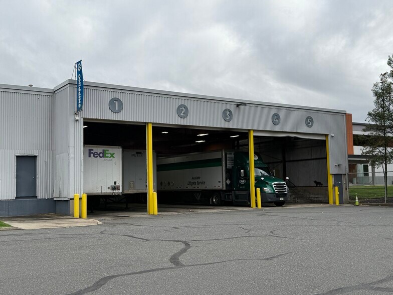 More Photos Of 114 Tived Ln E, Edison Distribution For Lease