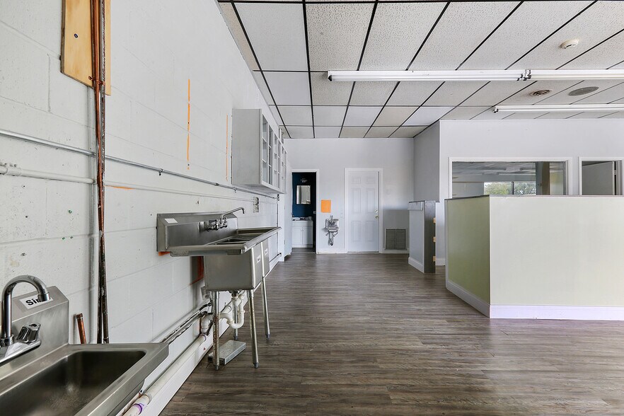 More Photos Of 3333 W 159th St, Markham General Retail For Lease