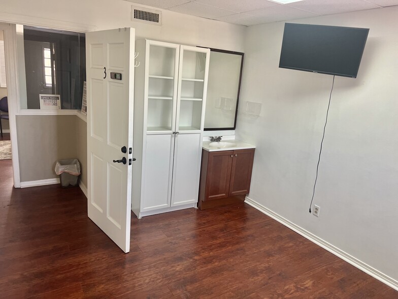 More Photos Of 5519 Hanley Rd, Tampa Storefront Retail Office For Sale