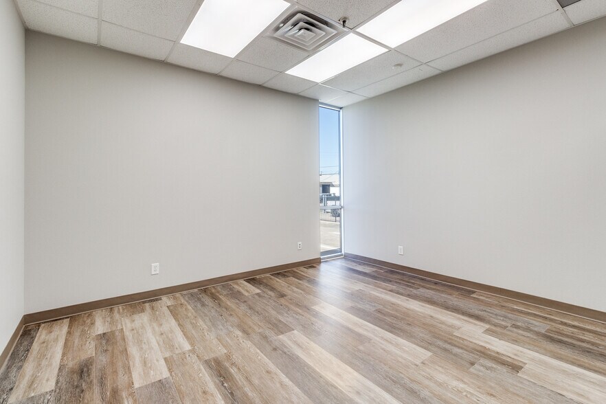 More Photos Of 11232 Leo Ln, Dallas Warehouse For Lease