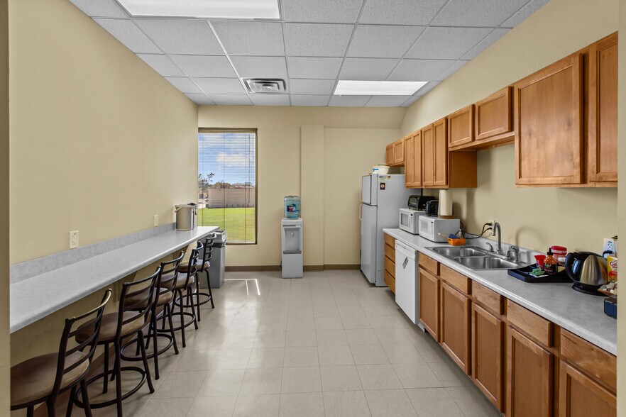 More Photos Of 901 Waterfall Way, Richardson Office For Sale