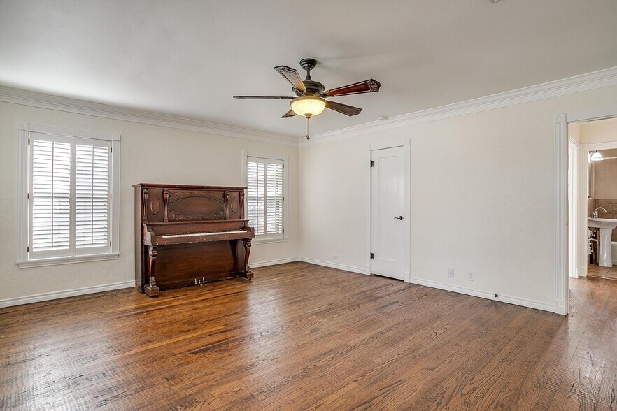 More Photos Of 113 N Tarrant St, Crowley Office For Sale
