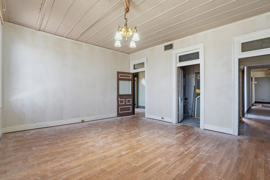 More Photos Of 421 E Henderson St, Cleburne Flex For Sale