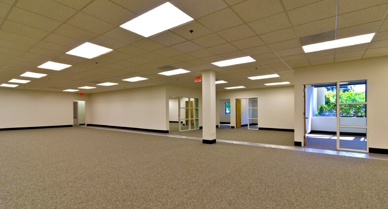 More Photos Of 7 Holland, Irvine Warehouse For Lease