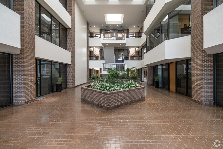 More Photos Of 1560 W Bay Area Blvd, Friendswood Office For Lease