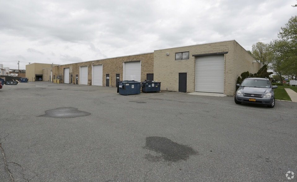 More Photos Of 681 Grand Blvd, Deer Park Warehouse For Lease