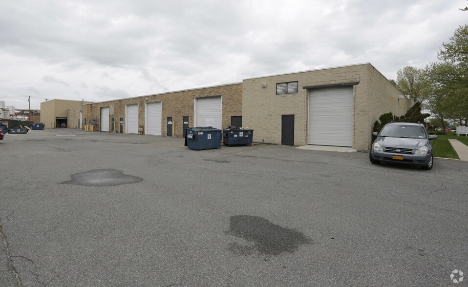 More Photos Of 681 Grand Blvd, Deer Park Warehouse For Lease