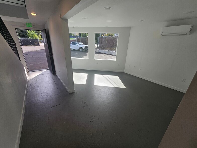 More Photos Of 5833 NE Portland Hwy, Portland Flex For Sale