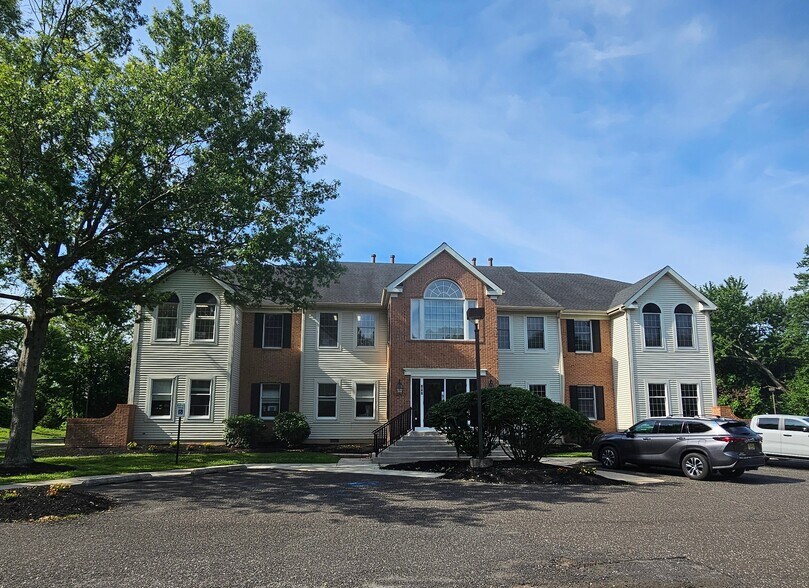 More Photos Of 152 Himmelien Rd, Medford Office For Sale