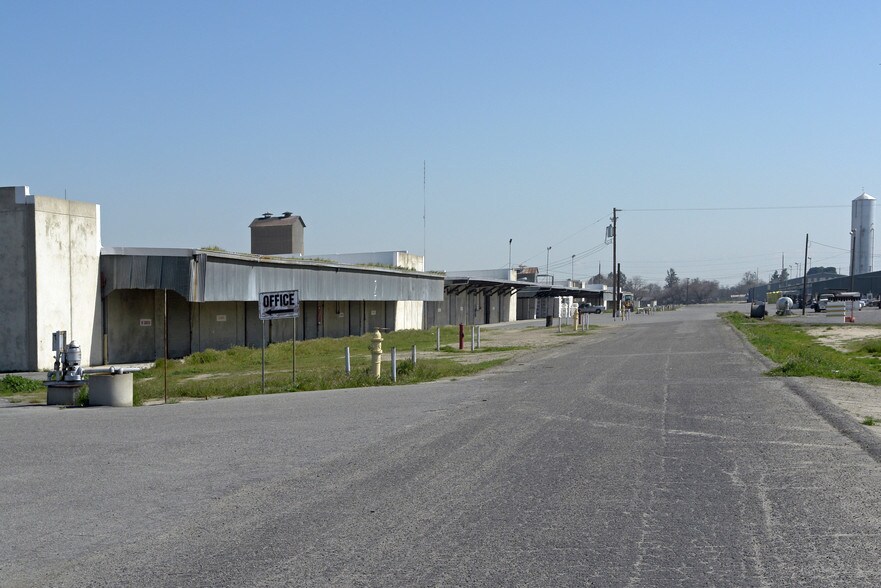 More Photos Of 2925 S Maple Ave, Fresno Unknown For Lease