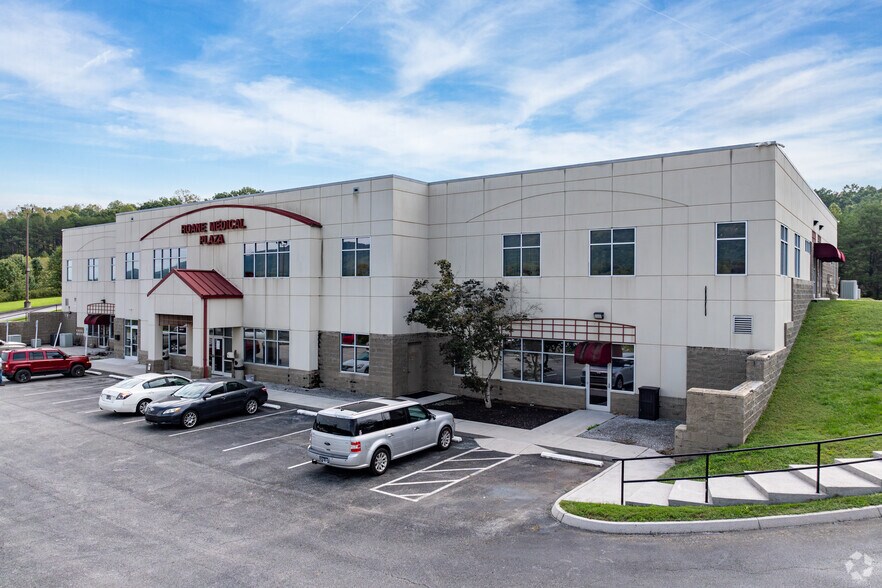 More Photos Of 2497 S Roane St, Harriman Medical For Lease