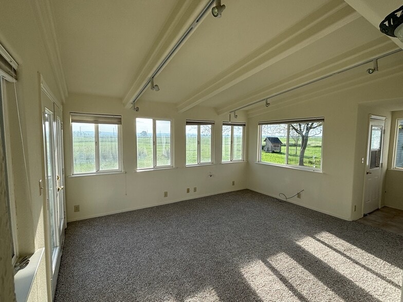 More Photos Of 3027 W Wise Rd, Lincoln Land For Sale