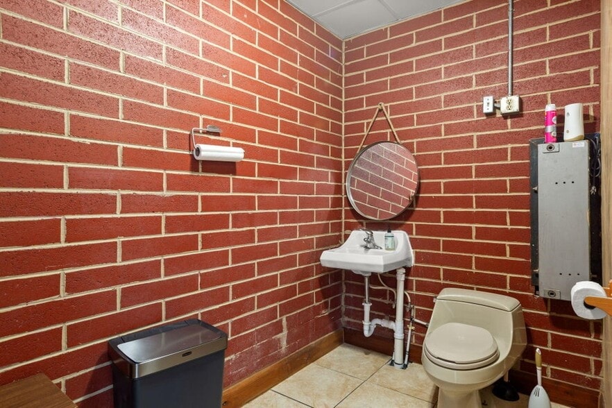 More Photos Of 222 N Bluff St, St George General Retail For Sale