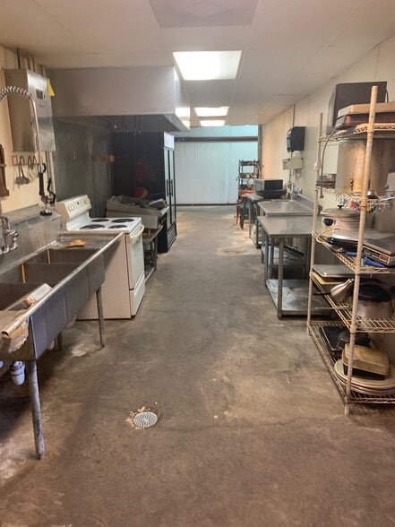Primary Photo Of 16508 Hwy 65 S, Damascus Service Station For Sale