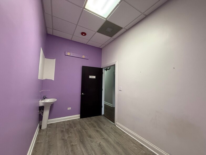 More Photos Of 771-777 Milwaukee Ave, Glenview Storefront Retail Office For Sale