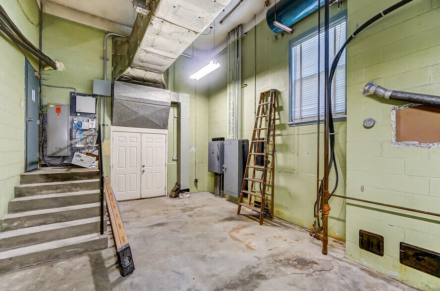 More Photos Of 20 Iron Gate Park Dr, Centerville Storefront Retail Office For Lease