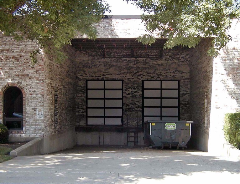 More Photos Of 492-496 Lunt Ave, Schaumburg Manufacturing For Lease