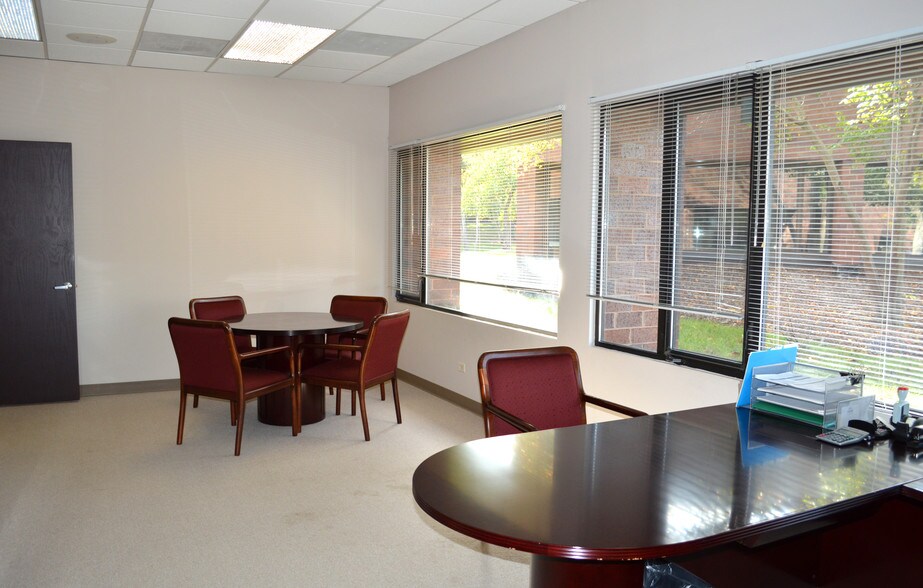 More Photos Of 915 N Plum Grove Rd, Schaumburg Office For Sale