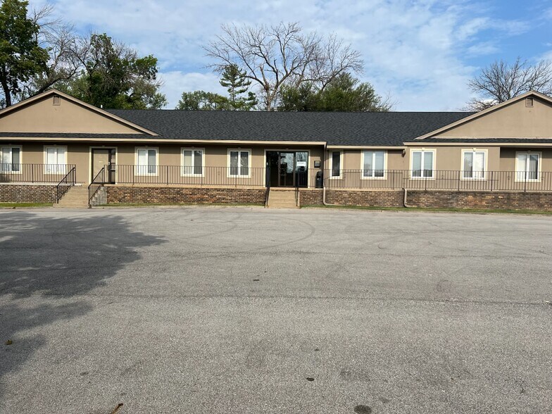 Primary Photo Of 7445 University Ave, Des Moines Medical For Lease