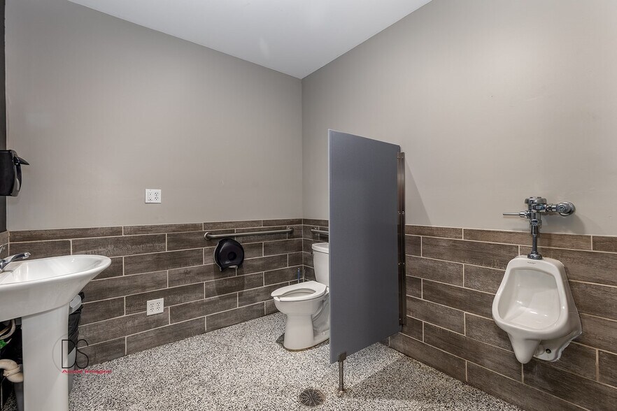 More Photos Of 110 E Hickory St, Streator Bar For Sale