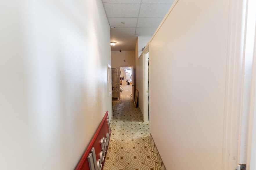 More Photos Of 6712 Saint-Hubert Rue, Montréal General Retail For Lease