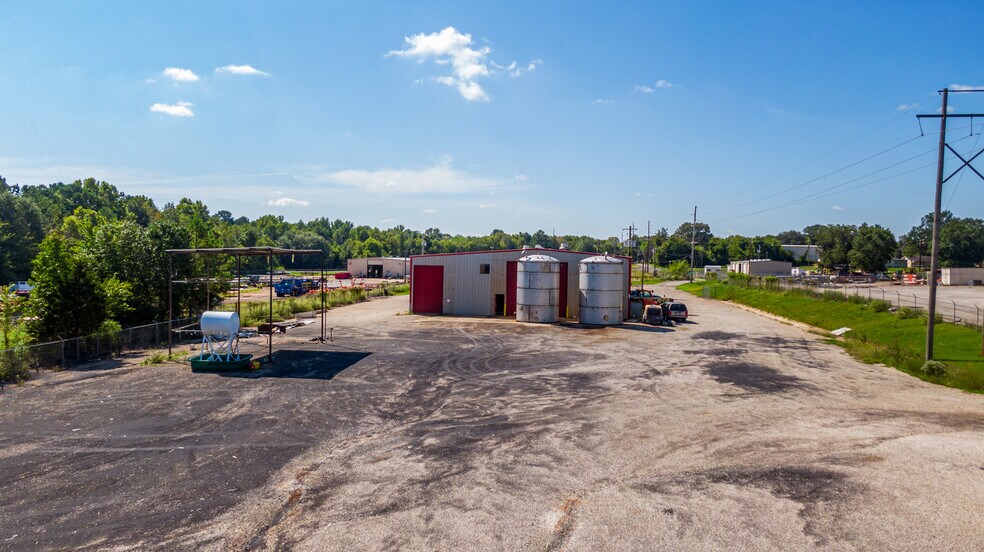 More Photos Of 2103 E SH 31, Kilgore Warehouse For Lease