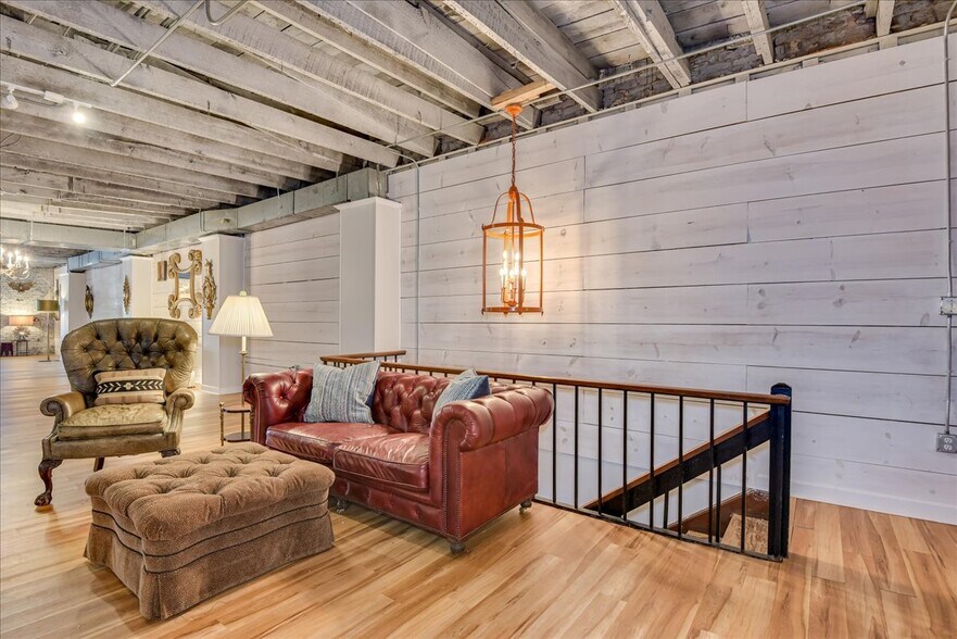 More Photos Of 114 W 6th St, Waynesboro Showroom For Sale