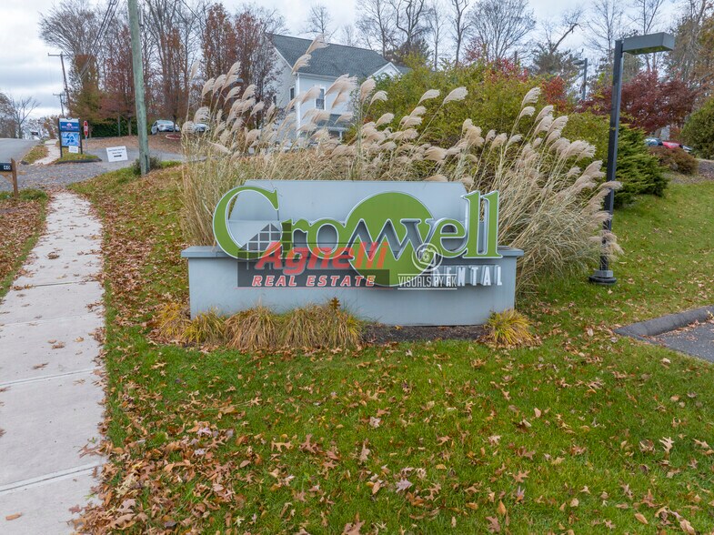 More Photos Of 30 Country Squire Dr, Cromwell Medical For Sale