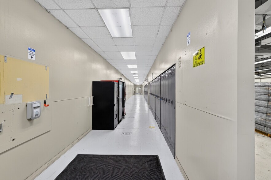 More Photos Of 8484 San Fernando Rd, Sun Valley Warehouse For Lease