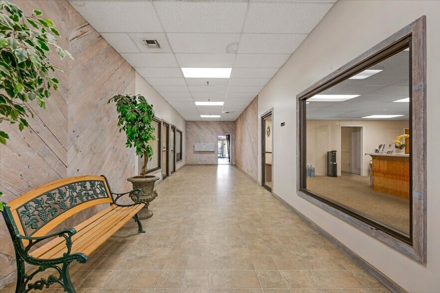 More Photos Of 339 W D St, Lemoore Storefront For Sale