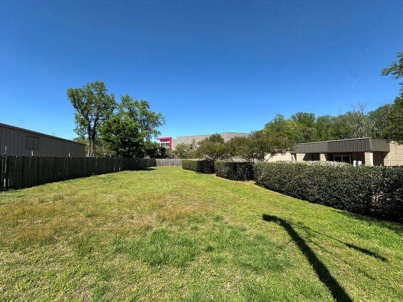 More Photos Of 328 Dupont Dr, Greenville Flex For Sale