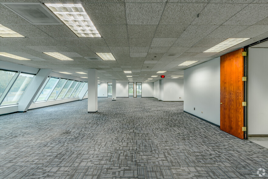 More Photos Of 9140 Arrowpoint Blvd, Charlotte Office For Sale