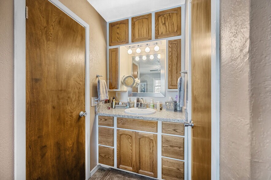 More Photos Of 10277 N 2130 Rd, Foss Convenience Store For Sale