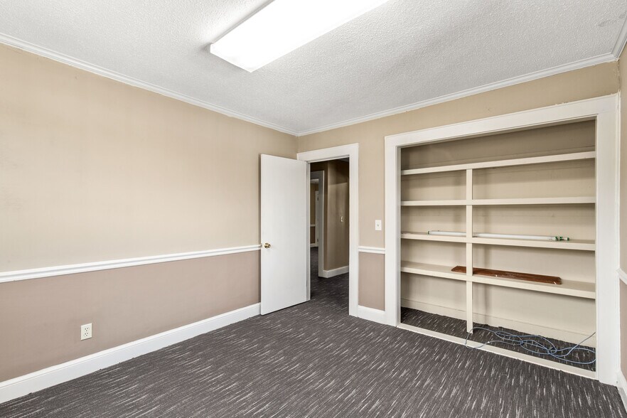 More Photos Of 302 N White St, Lancaster Office For Sale