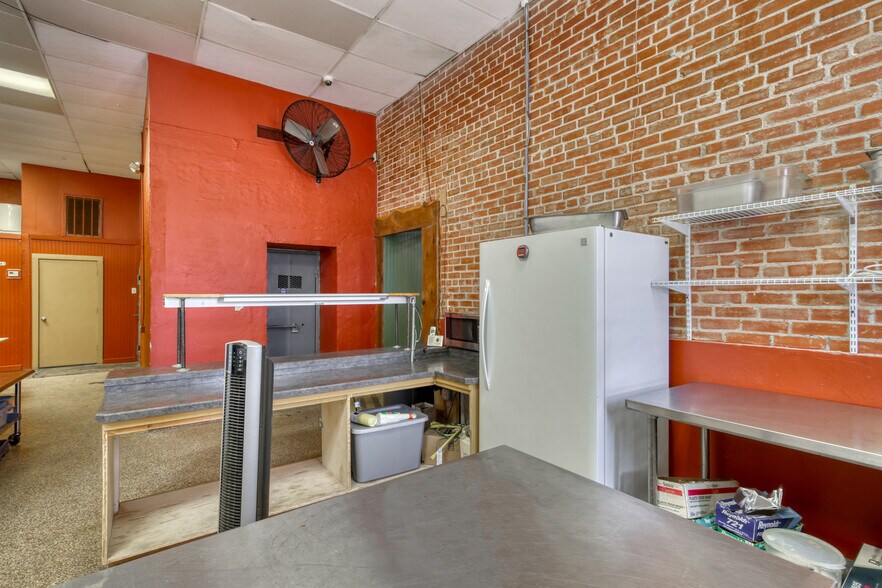 More Photos Of 514-520 N Railroad St, Burton Restaurant For Lease